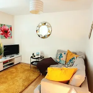  Apartment Sea Breeze, 2 Bdr With En-suites, Private Parking, Internet- Sleeps 4 Ppl