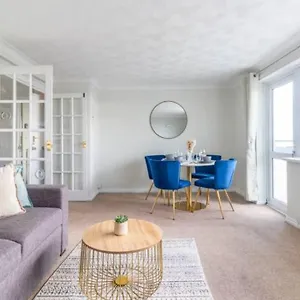  Apartment Trendy Sea View 2 Bedroom Sleeps 6 - Free Parking