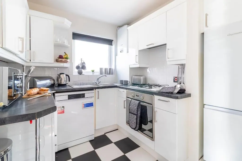 Amazing Sea View 2 Bedroom Sleeps 6 - Free Parking Bournemouth
