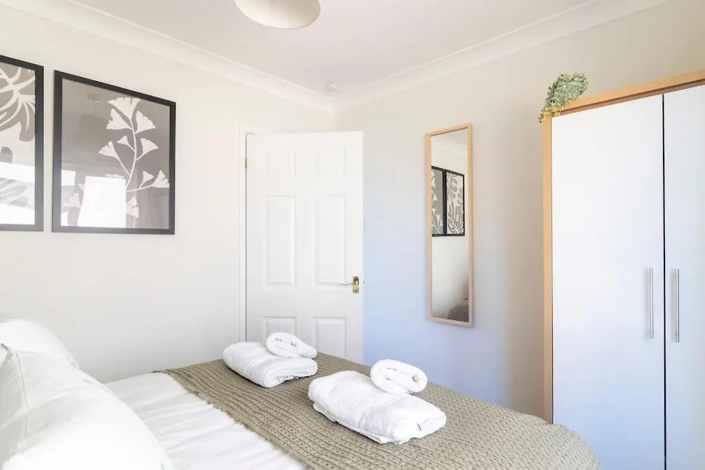 Amazing Sea View 2 Bedroom Sleeps 6 - Free Parking Bournemouth Apartment
