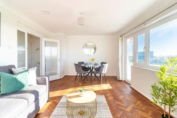 Amazing Sea View 2 Bedroom Sleeps 6 - Free Parking Bournemouth Apartment