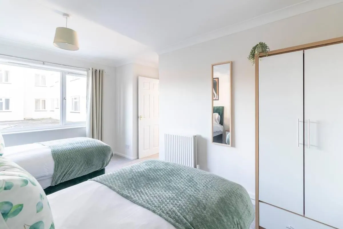 Amazing Sea View 2 Bedroom Sleeps 6 - Free Parking Bournemouth 0*,  United Kingdom
